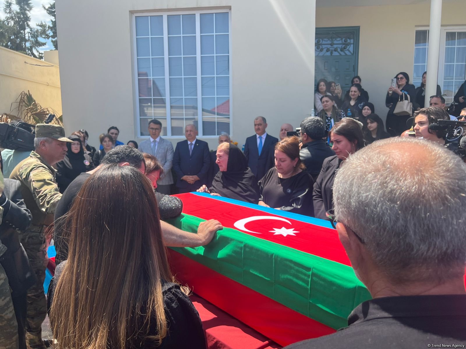 В Сураханском районе Баку проходит церемония прощания с шехидом I Карабахской войны (ФОТО)