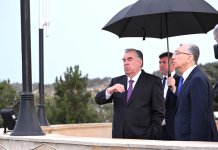 Эмомали Рахмон посетил Аллею шехидов в Баку (ФОТО)