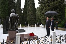 Президент Таджикистана посетил могилу великого лидера Гейдара Алиева (ФОТО)