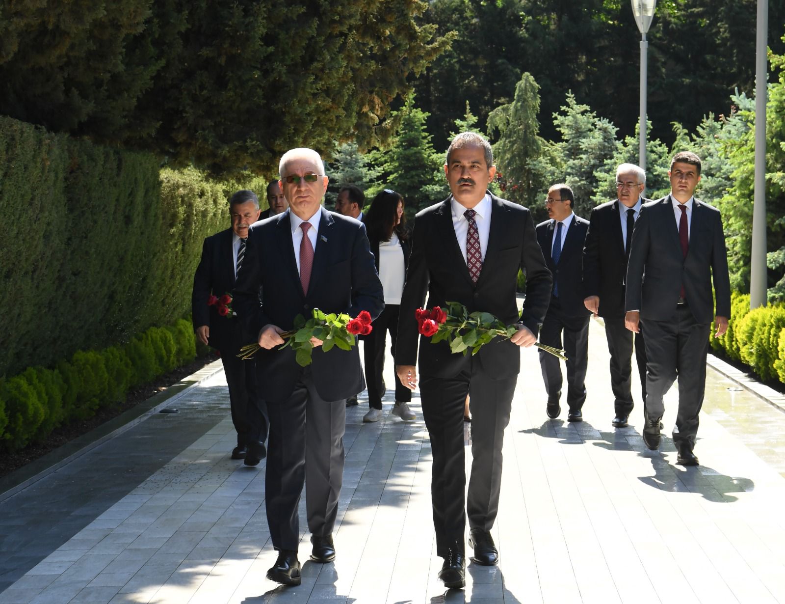 Turkish delegation visits Alley of Honour, Martyrs’ Lane and Turkish Martyrdom Monument in Baku (PHOTO)