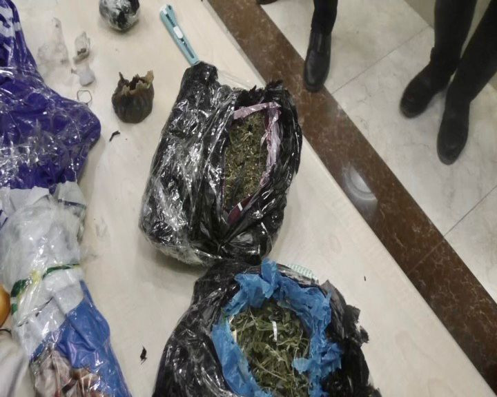 İsmayıllıda polis əməliyyat keçirdi: narkokuryerlərdən avtomat götürüldü (FOTO)