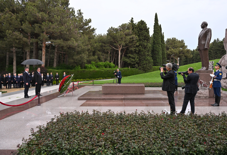 President of Tajikistan visits tomb of Azerbaijan's National Leader Heydar Aliyev (PHOTO)