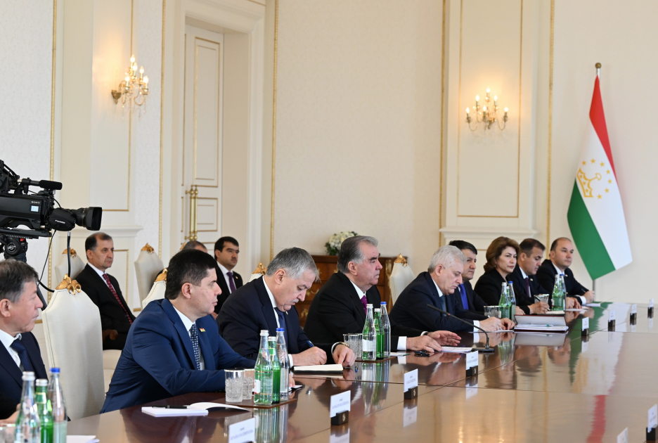 Состоялась встреча Президента Ильхама Алиева и Президента Эмомали Рахмона в расширенном составе (ФОТО)