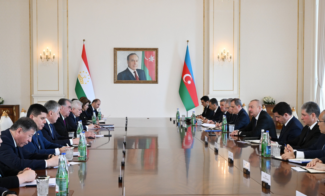 Состоялась встреча Президента Ильхама Алиева и Президента Эмомали Рахмона в расширенном составе