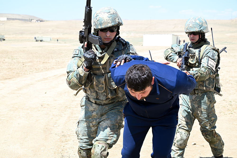 Azerbaijani Military Police Department personnel hold combat training classes (PHOTO)