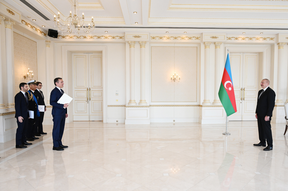 President Ilham Aliyev receives credentials of incoming Italian ambassador to Azerbaijan (PHOTO)
