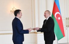 President Ilham Aliyev receives credentials of incoming Italian ambassador to Azerbaijan (PHOTO)