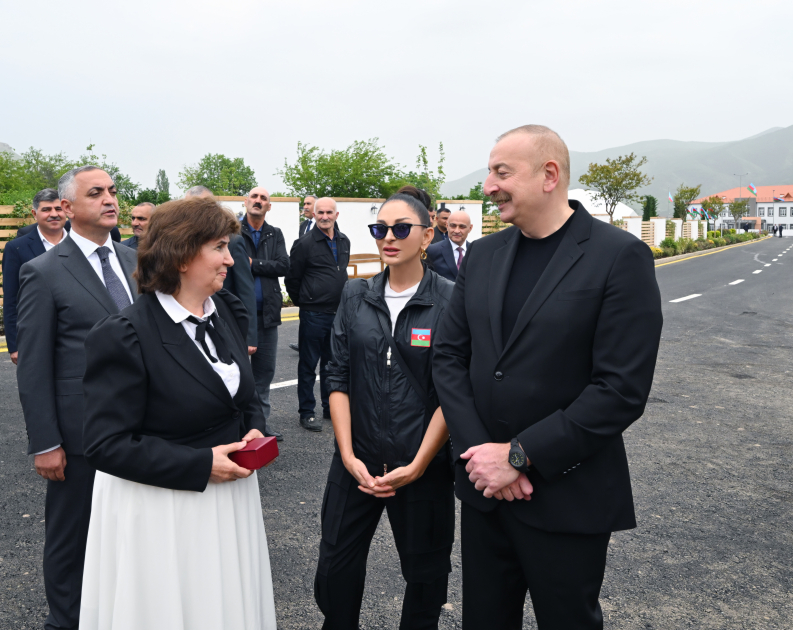 Президент Ильхам Алиев и Первая леди Мехрибан Алиева встретились с жителями, переселившимися в город Ходжалы (ФОТО/ВИДЕО)