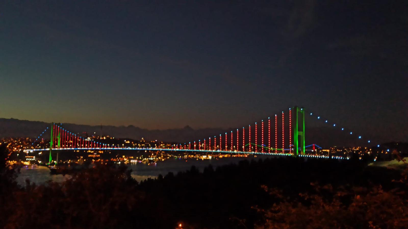 Azərbaycan bayrağının rənglərinə bürünən İstanbul bu gecə daha da gözəl görünür - Nazir (FOTO)