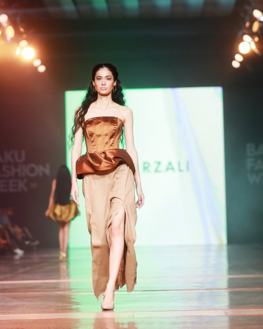 Baku Fashion Week – от кожаного стиля милитари до футуризма и женственности (ФОТО)