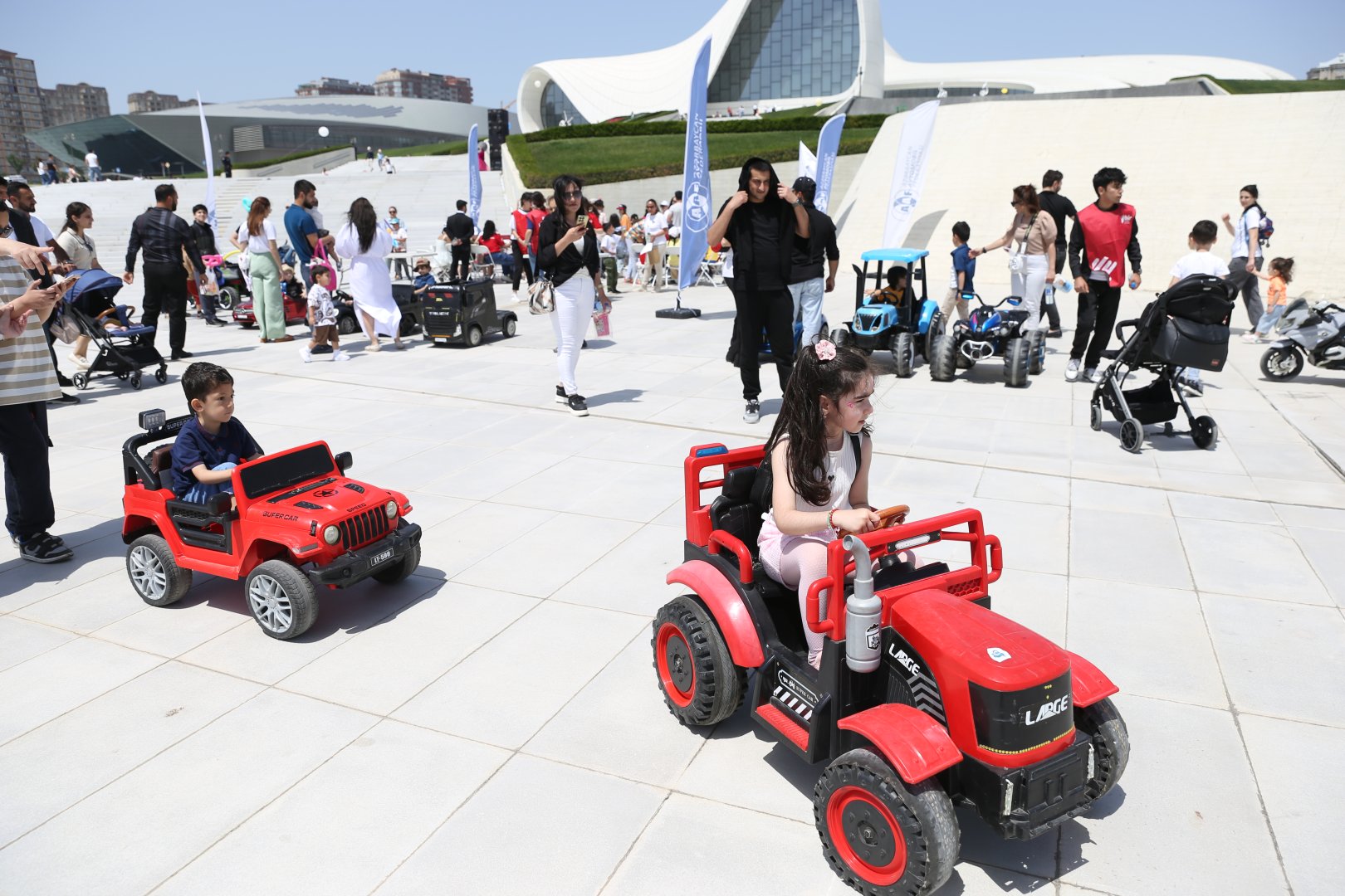 Heydar Aliyev Center park hosts Children’s Festival (PHOTO)