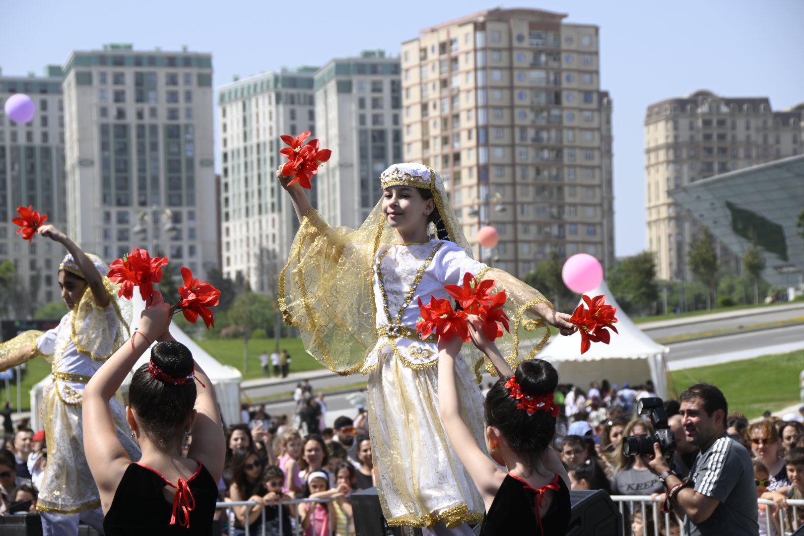 Heydar Aliyev Center park hosts Children’s Festival (PHOTO)