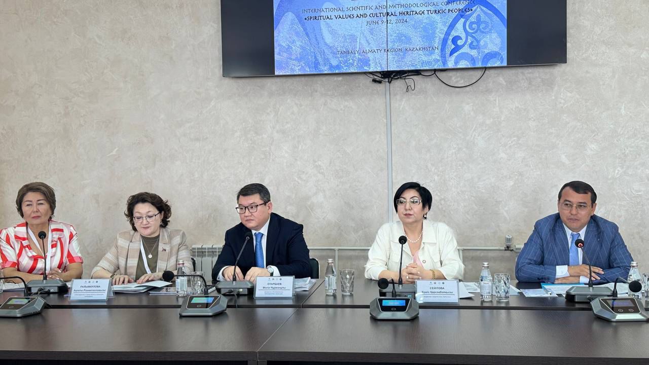 Фонд Тюркской Культуры и Наследия провел международную научно-методическую конференцию (ФОТО)