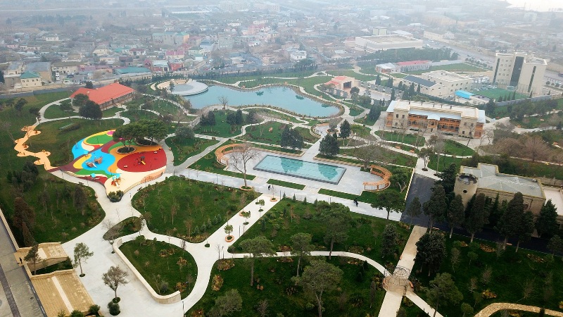 В Хатаинском районе Баку начались работы по сносу домов и расширению парка