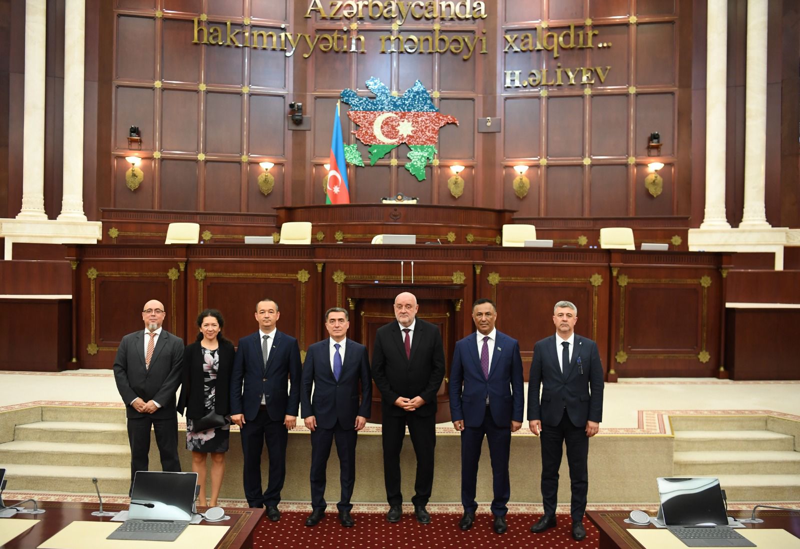 Hungarian officials visit Azerbaijani parliament (PHOTO)