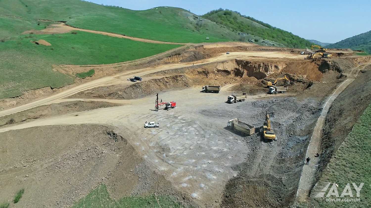 Продолжается строительство автодороги Ханкенди-Шуша-Лачин