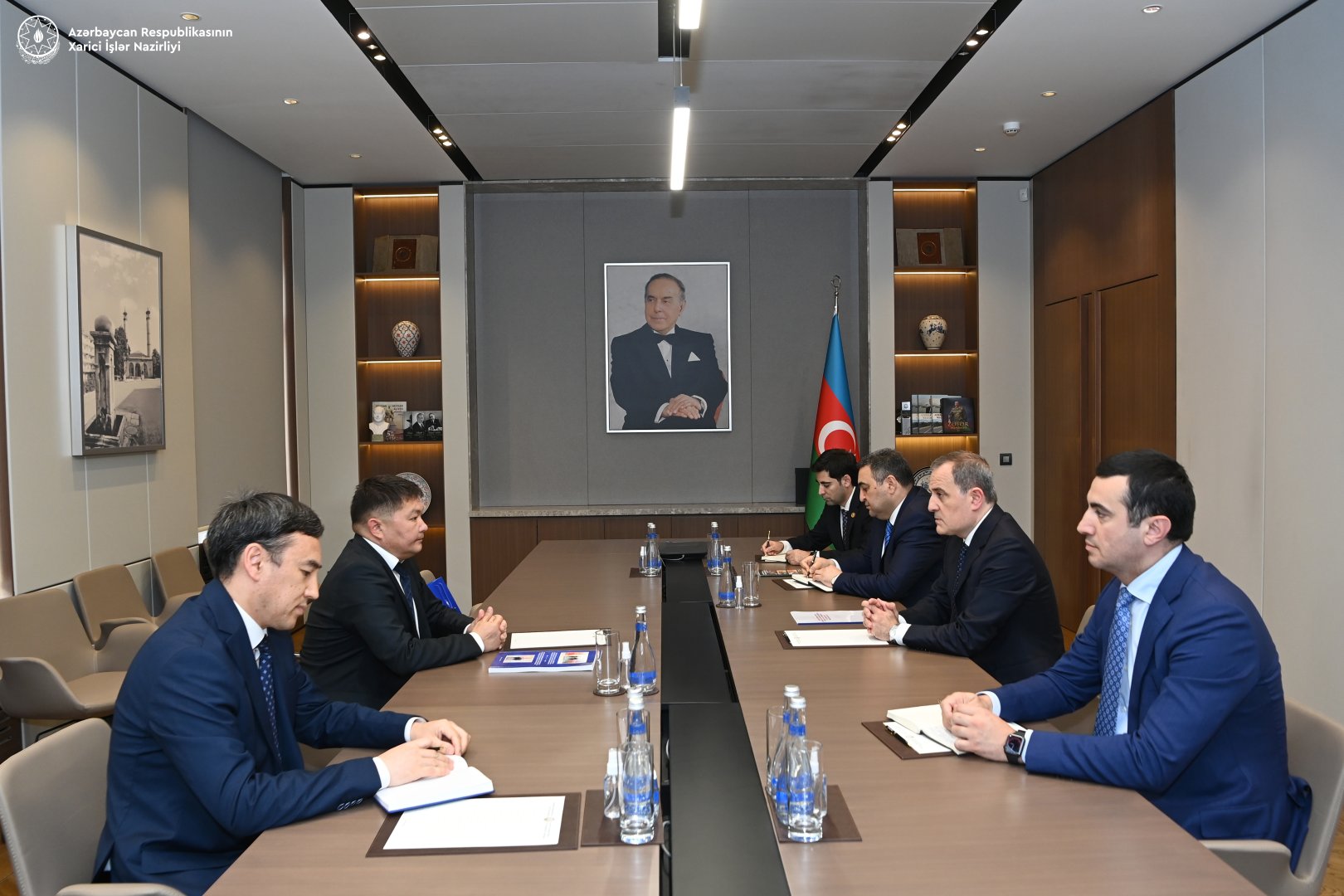 Джейхун Байрамов принял посла Кыргызстана в связи с завершением его дипмиссии