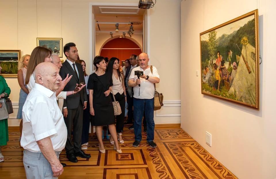 В портрете женское лицо … - красочная экспозиция в летнем Баку (ФОТО)