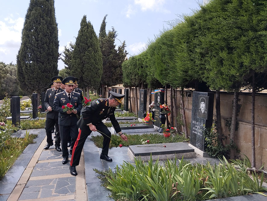 Руководство минобороны Азербайджана посетило могилы великого лидера Гейдара Алиева и шехидов (ФОТО/ВИДЕО)