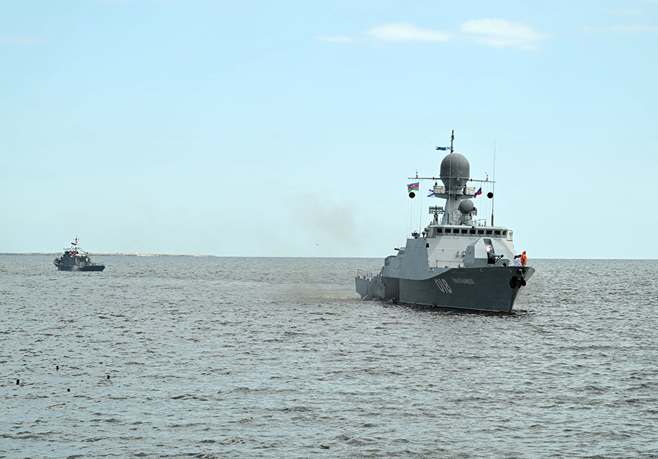 Caspian-run Russian navy fleet sails amicably into Azerbaijan's Baku (PHOTO)