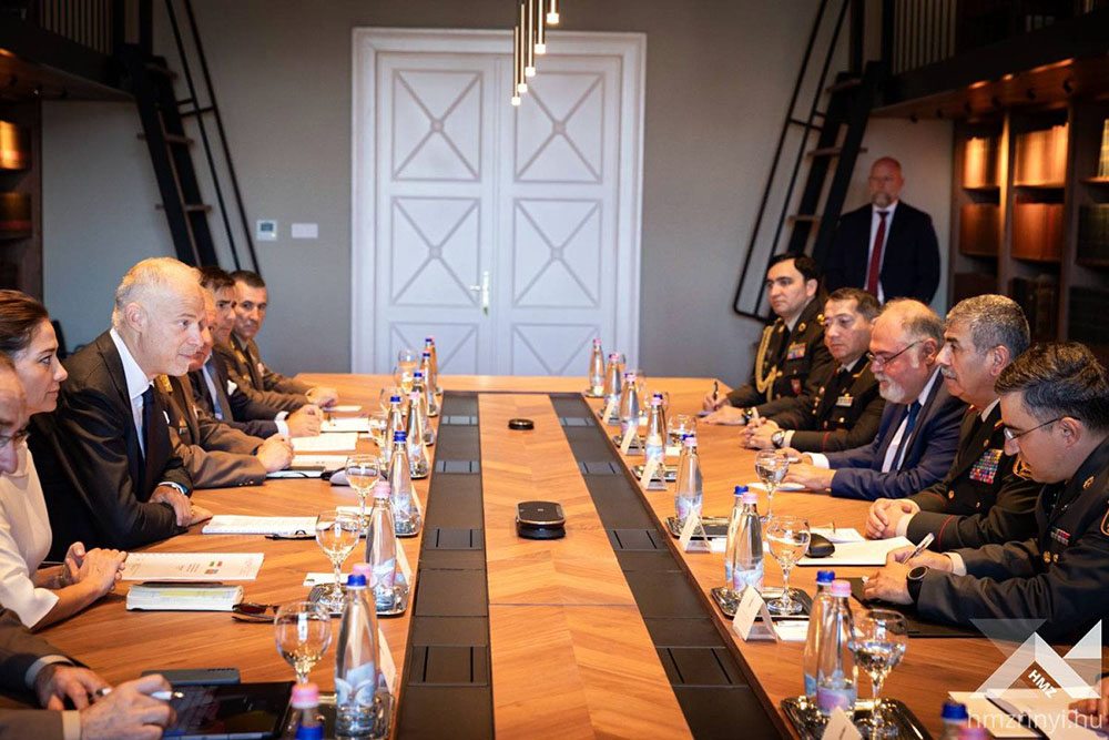 Azerbaijan Defense Minister meets with Hungarian counterpart in Budapest (PHOTO)