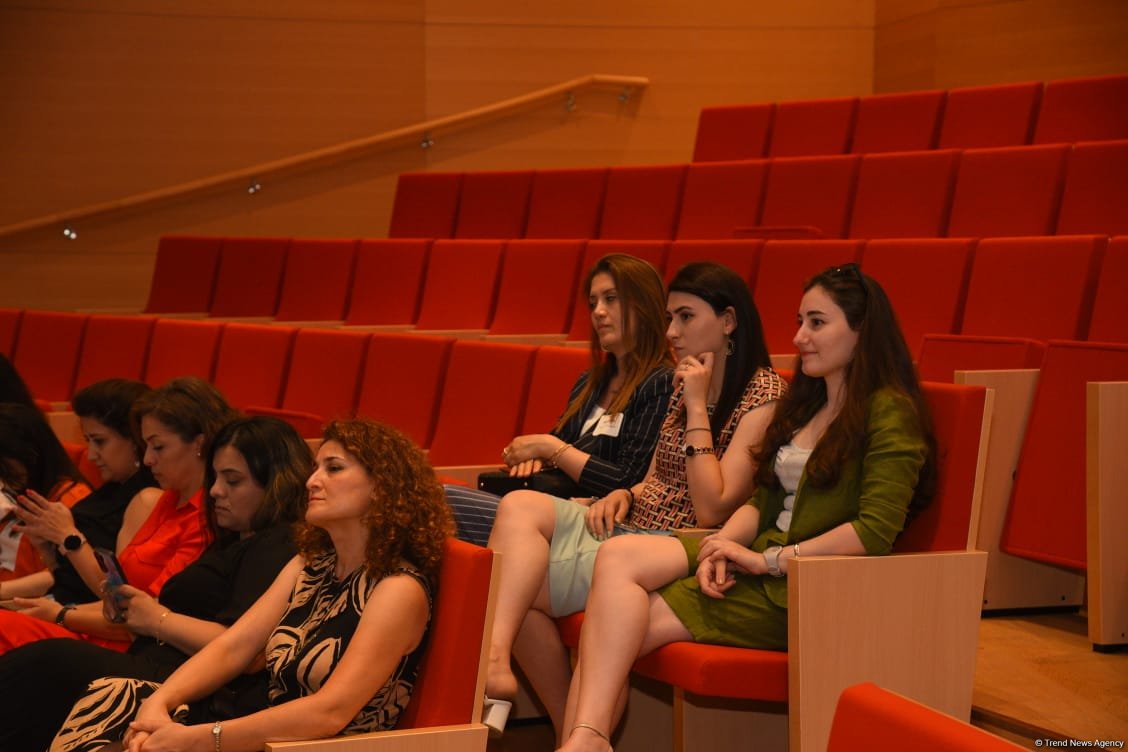 Baku hosts English-language teachers’ conference (PHOTO)