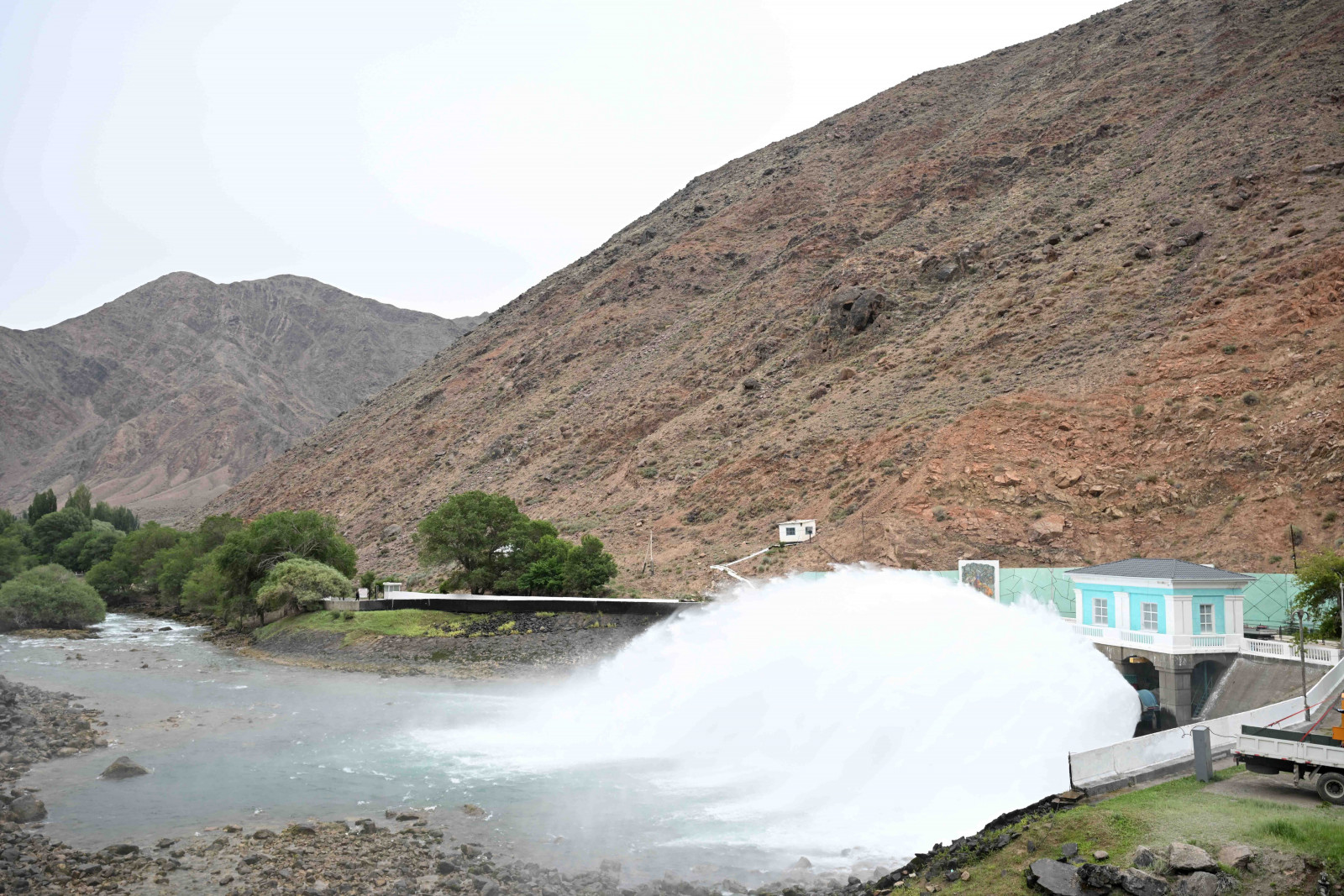 Kyrgyzstan begins construction of small HPP on Orto-Tokoy reservoir