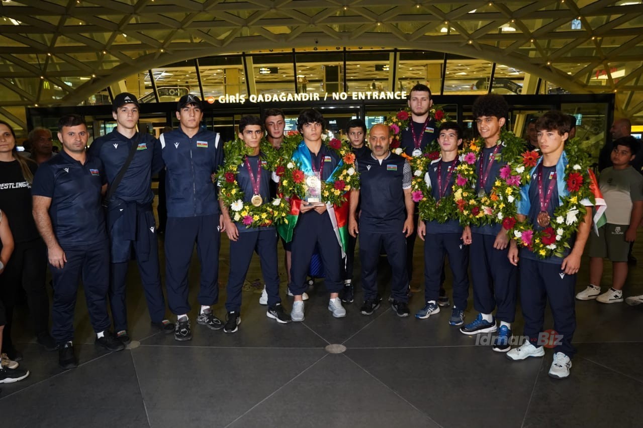 Ставшая чемпионом сборная Азербайджана по вольной борьбе вернулась на родину