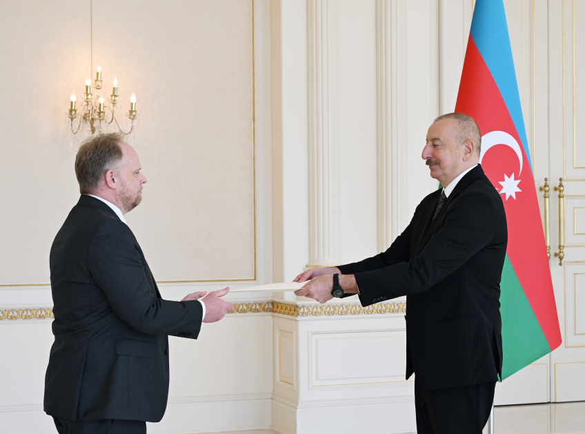 President Ilham Aliyev receives credentials of incoming ambassador of Canada (PHOTO)