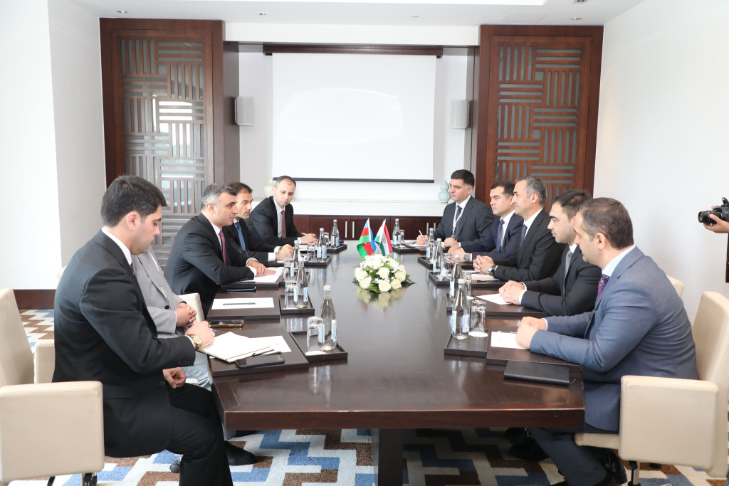 Azerbaijani and Tajik central bank governors meet in Dushanbe