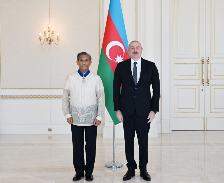 President Ilham Aliyev accepts credentials of newly appointed ambassador of Philippines (PHOTO)