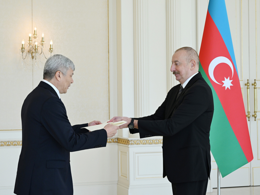 Президент Ильхам Алиев принял верительные грамоты новоназначенного посла Кыргызской Республики в Азербайдане (ФОТО)