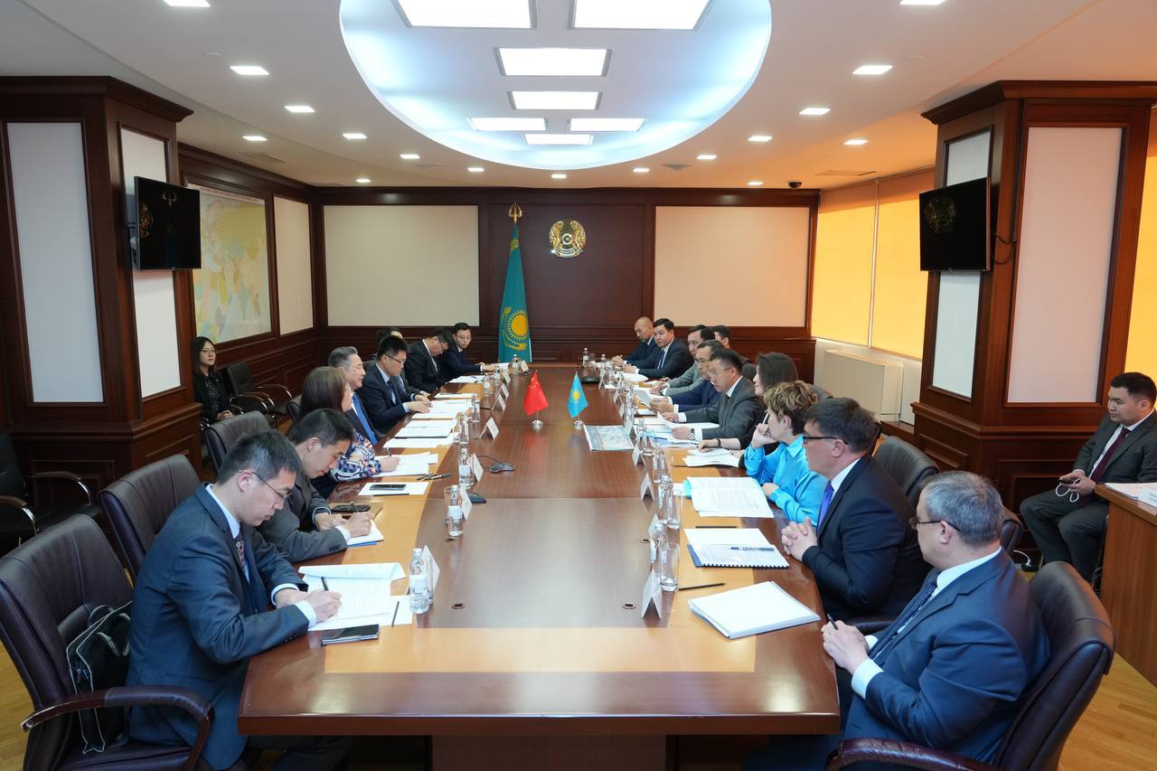 Kazakhstan, China discuss implementation of projects to develop transport routes