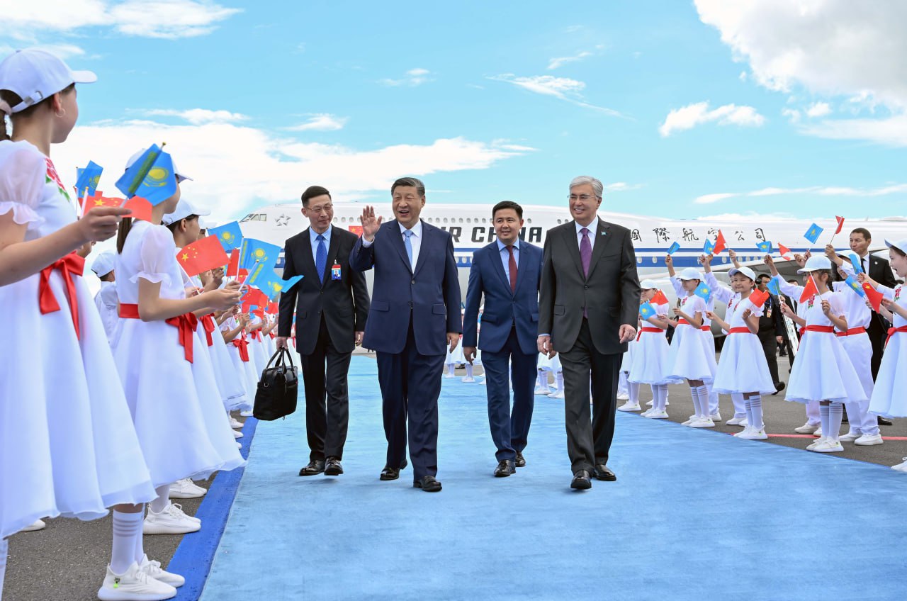Kazakh, Chinese presidents meet at Astana Airport