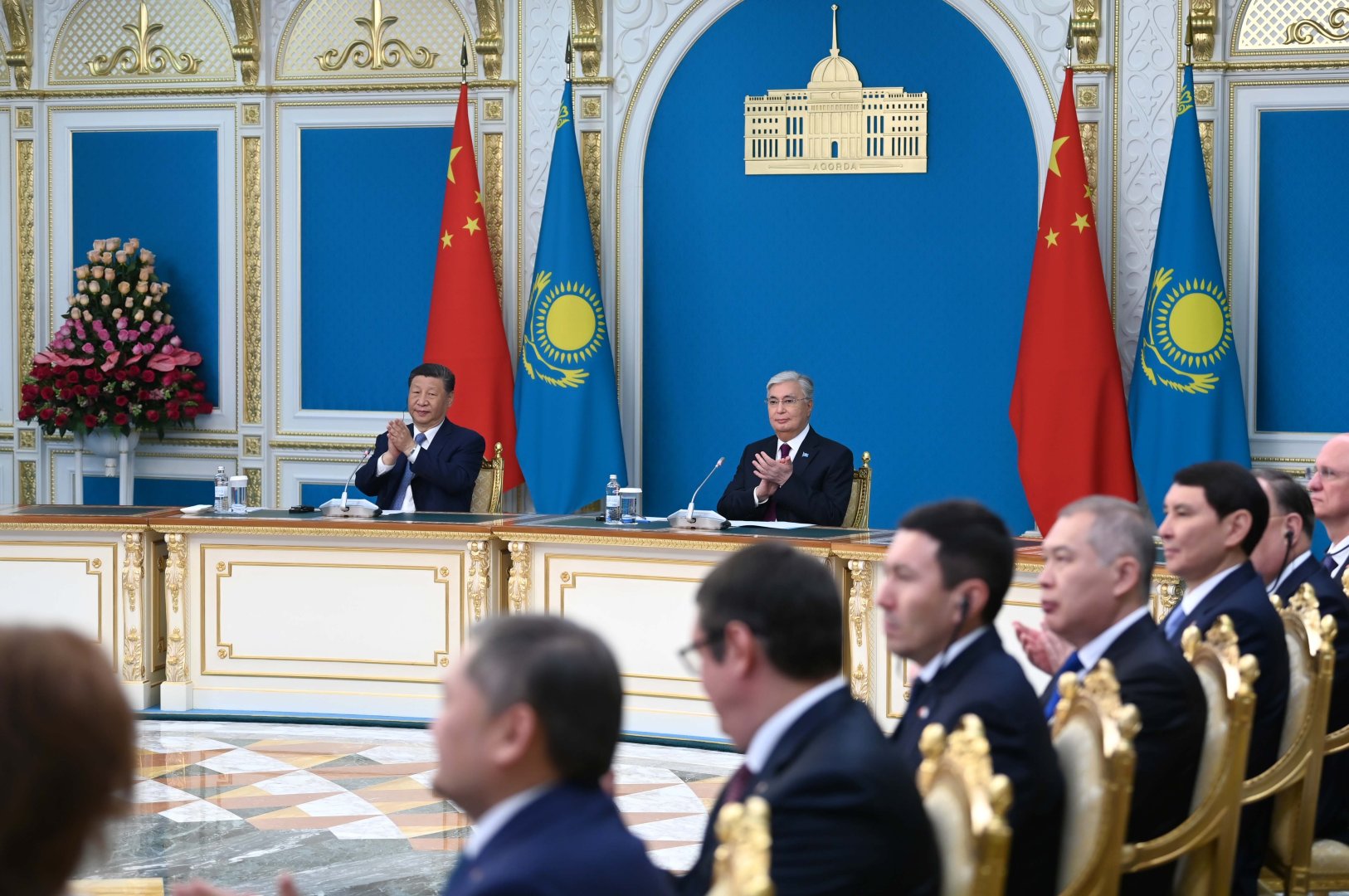 Главы Казахстана и Китая приняли участие в церемонии отправки грузовых автомобилей и ж/д  контейнеров по ТМТМ