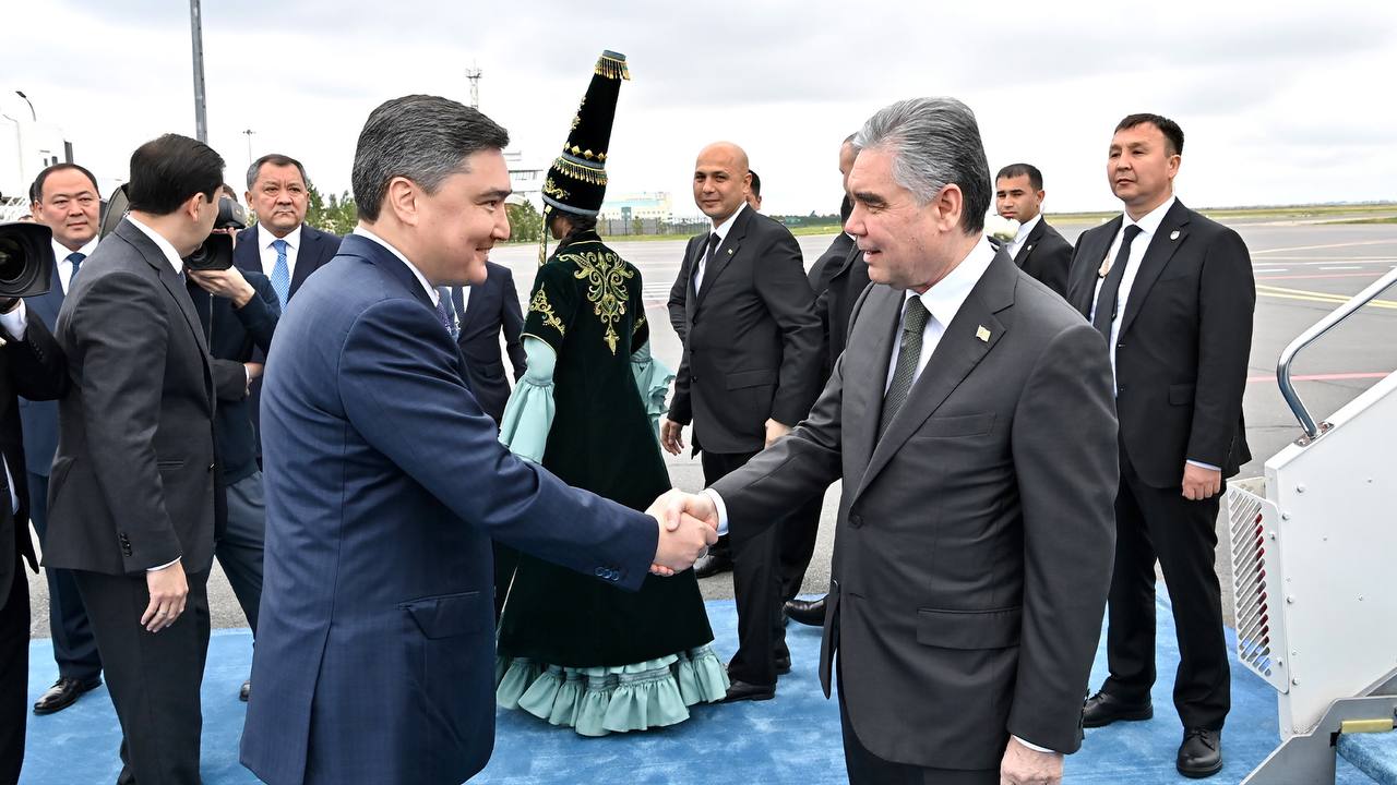 Гурбангулы Бердымухамедов прибыл в Астану на саммит ШОС
