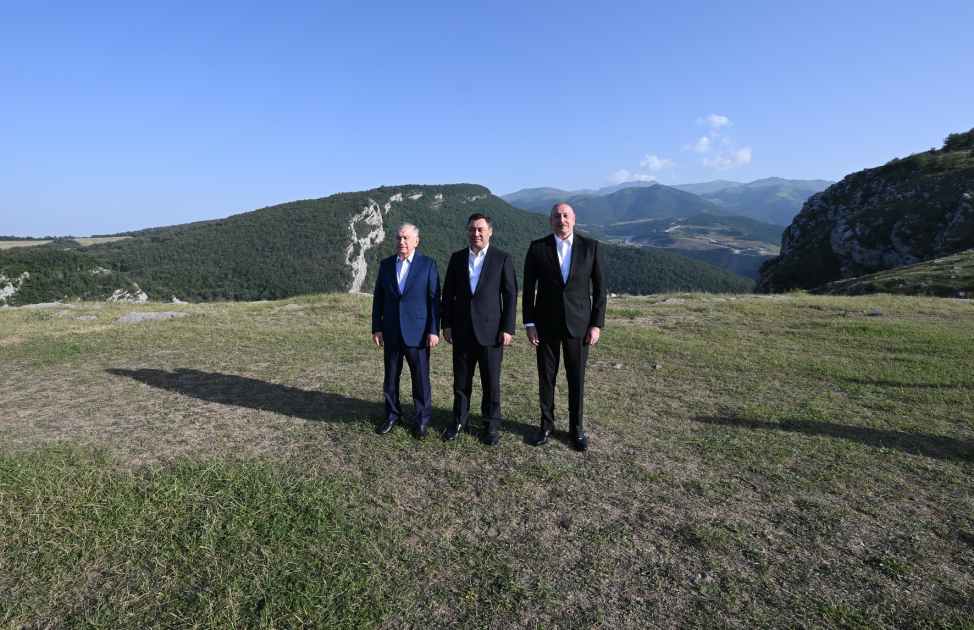 Azərbaycan, Özbəkistan və Qırğızıstan Prezidentləri Şuşada birinci yaşayış kompleksində və Aşağı Gövhər Ağa məscidində olub, şəhəri gəziblər (FOTO)