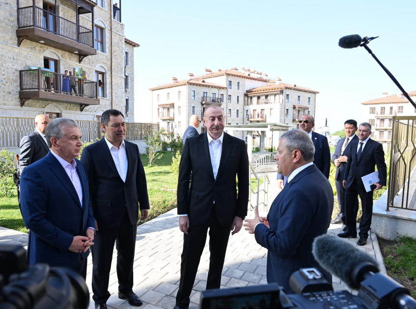 Azərbaycan, Özbəkistan və Qırğızıstan Prezidentləri Şuşada birinci yaşayış kompleksində və Aşağı Gövhər Ağa məscidində olub, şəhəri gəziblər (FOTO)