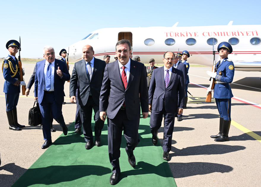 Вице-президент Турции Джевдет Йылмаз прибыл с визитом в Азербайджан (ФОТО)