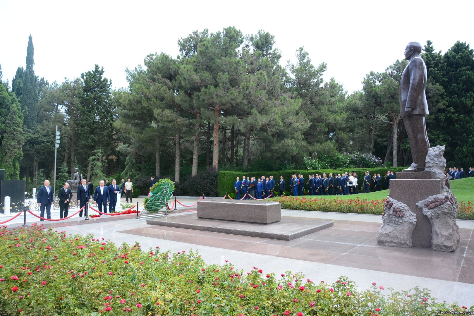 Руководящий состав МИД Азербайджана посетил Аллею почетного захоронения и Аллею шехидов (ФОТО)