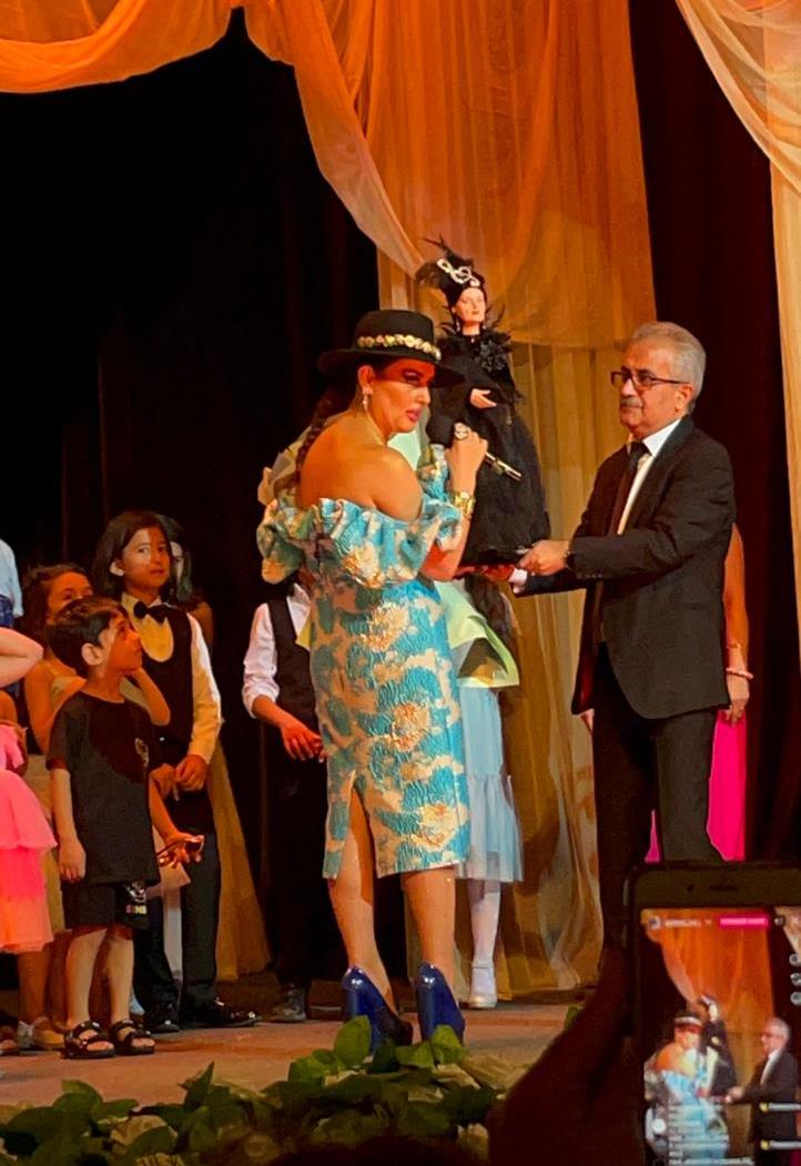 Эпатажная Эльза Сеидджахан отметила 55-летие в кукольном театре (ФОТО)