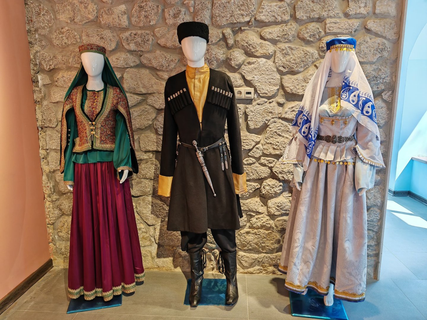 В Шуше открылась экспозиция карабахской национальной одежды 18-19 веков (ФОТО)