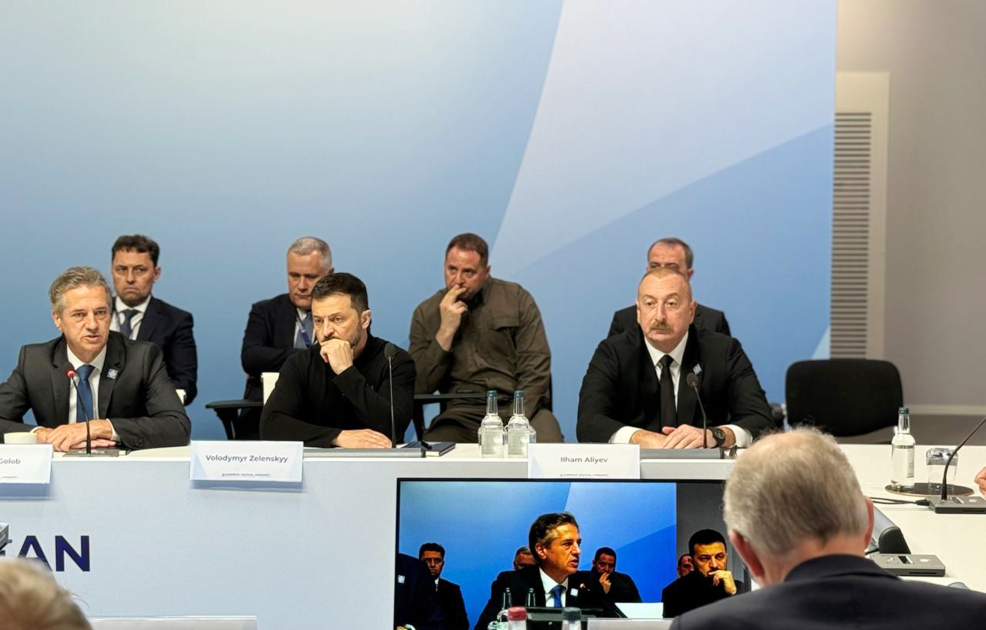 Президент Ильхам Алиев в рамках 4-го Саммита Европейского политического сообщества выступил на круглом столе на тему «Энергетика и связь» (ФОТО)