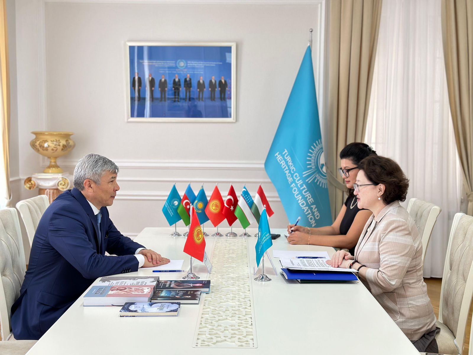 В Азербайджане состоялась встреча президента Фонда тюркской культуры и наследия с послом Кыргызстана (ФОТО)