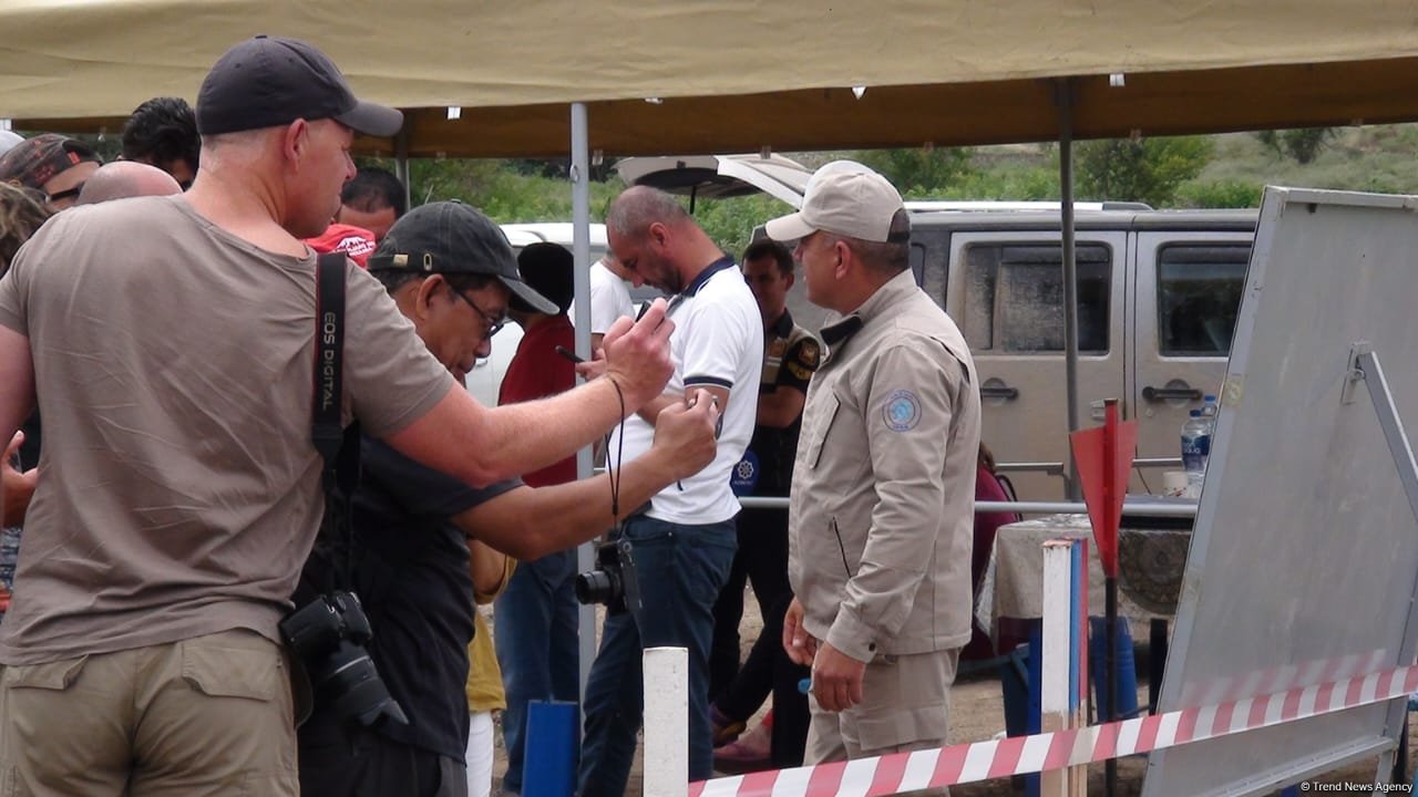 Xarici səyyahlar Füzulidə minaların zərərsizləşdirilməsi prossesini izləyib (FOTO/VİDEO) (YENİLƏNİB)