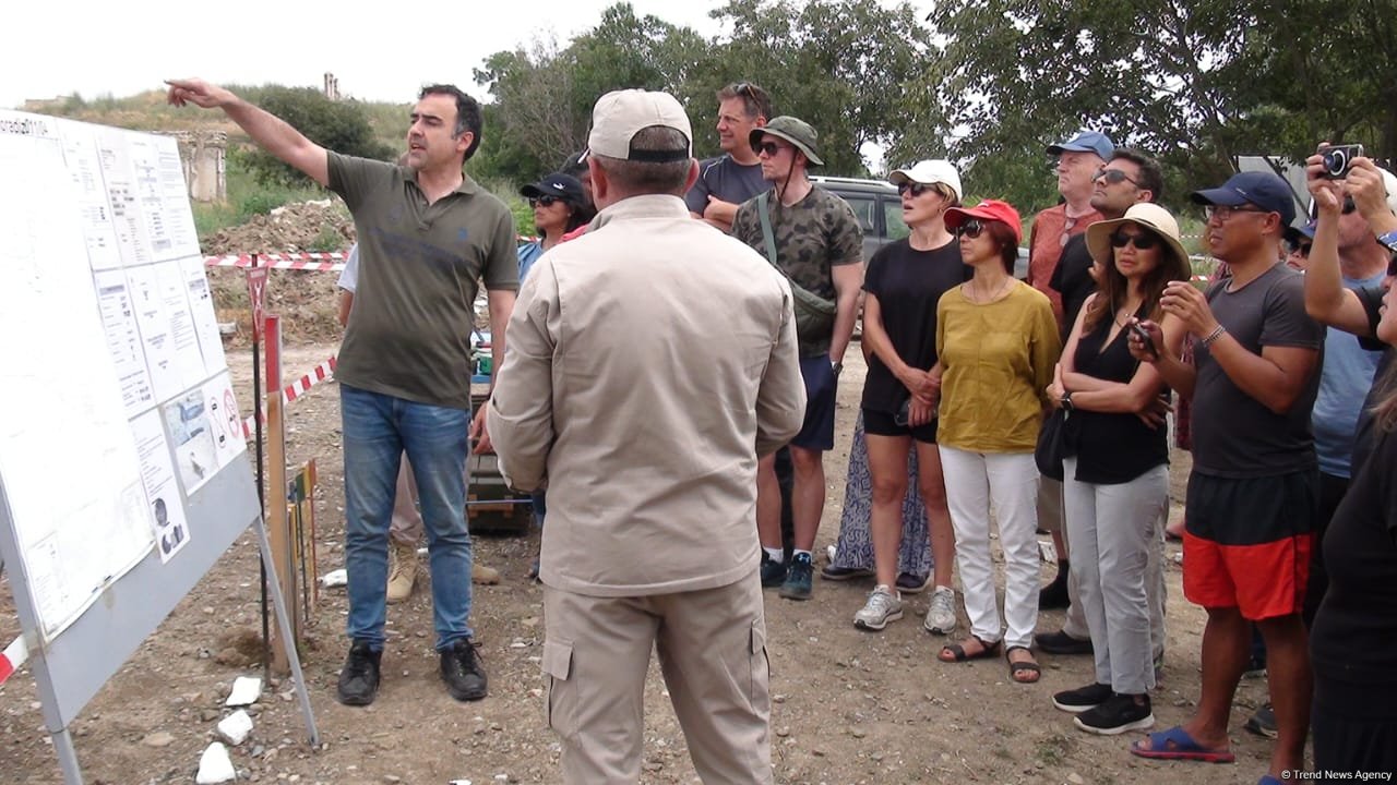 Xarici səyyahlar Füzulidə minaların zərərsizləşdirilməsi prossesini izləyib (FOTO/VİDEO) (YENİLƏNİB)