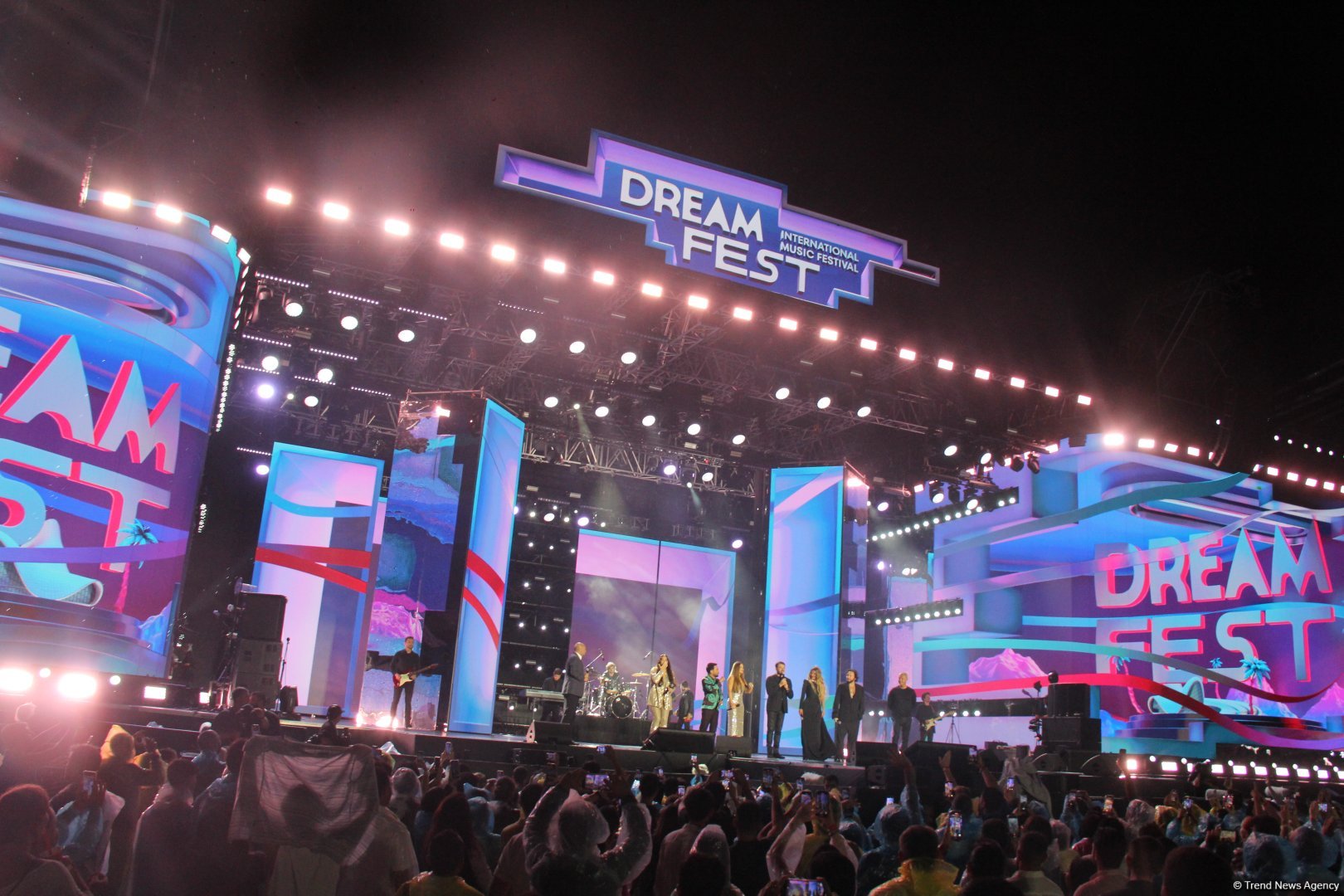Жара, ветер, ливень…Завершился грандиозный Dream Fest в Баку с участием легендарных артистов и звезд (ФОТО)