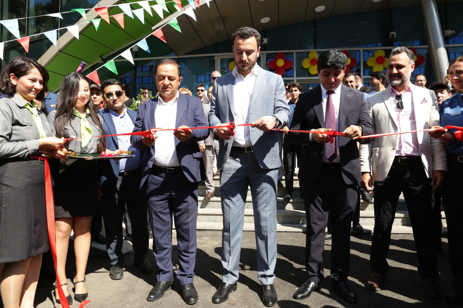 Bakıxanov qəsəbəsində “McDonald’s”ın yeni restoranı açılıb (FOTO)