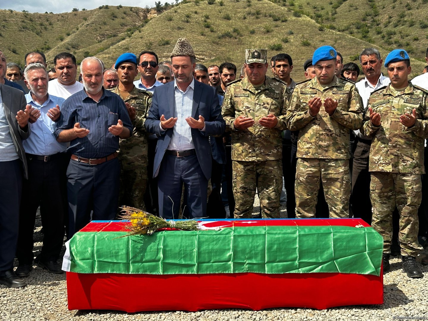 30 ildən sonra nəşi tapılan şəhid Camal Quliyev Laçında torpağa tapşırılıb (FOTO)