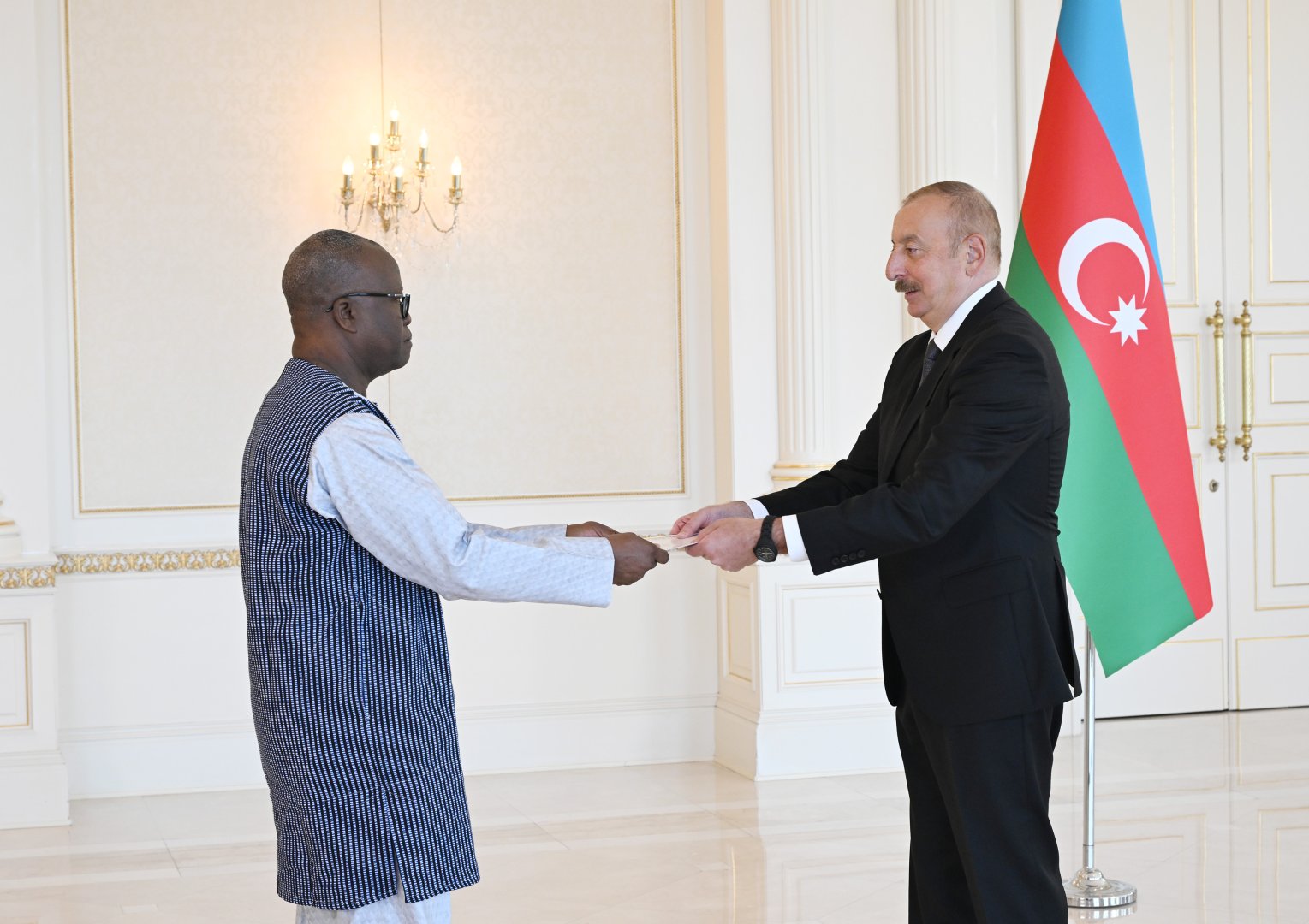 Президент Ильхам Алиев принял верительные грамоты нового посла Буркина Фасо (ФОТО)